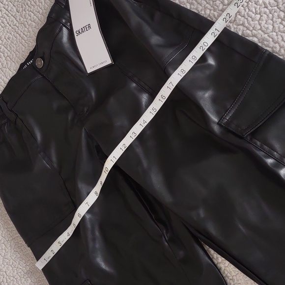 NWT Almost Famous Large Black Faux Leather Skater Cargo Pants - Picture 8 of 13